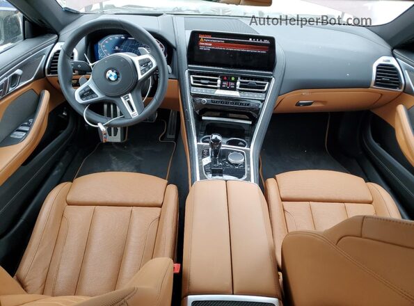 WBAGV8C0XSCT85219 2025 BMW M8 Бордовый Вид панели приборов
