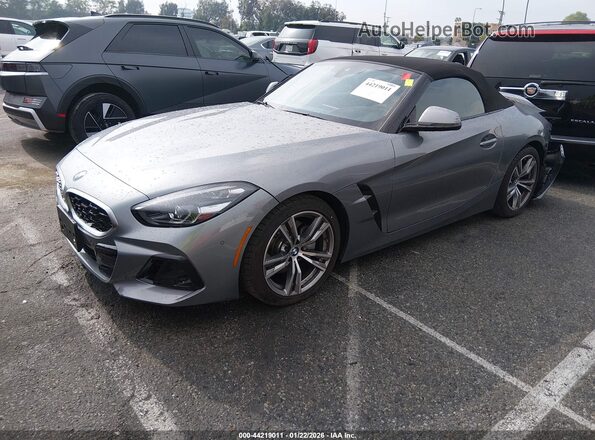 WBAHF3C07TWY51564 2026 BMW Z4 Серый Передняя левая четверть