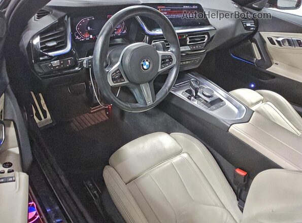 WBAHF3C59KWW23236 2019 BMW Z4 Красный Вид панели приборов