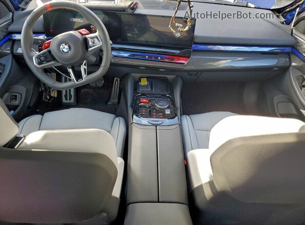 WBS83FK02TCV66179 2026 BMW M5 Синий Вид панели приборов