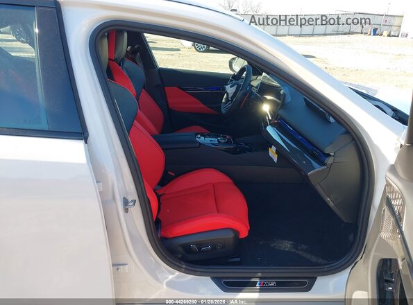 WBS83FK02TCW43178 2026 BMW M5 White Vista interior delantera