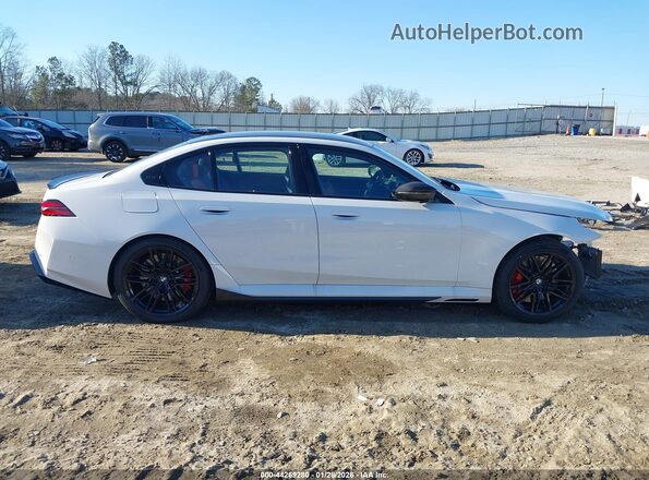 WBS83FK02TCW43178 2026 BMW M5 White Vista interior de 360 grados