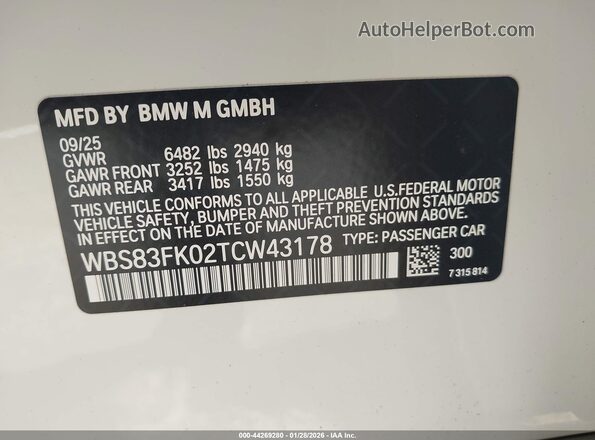 WBS83FK02TCW43178 2026 BMW M5 White Vista del compartimento del motor