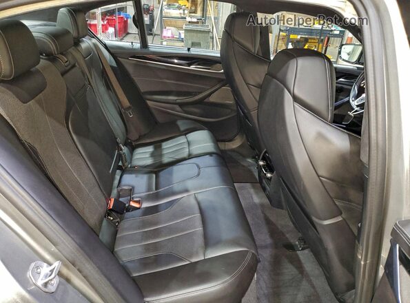 WBSJF0C54JB283060 2018 BMW M5 Silver Հետևի նստատեղերի տեսք