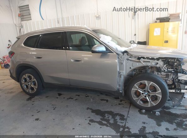 WBX73EF05P5Y09889 2023 BMW X1 Серебряный Панорамный вид салона 360°