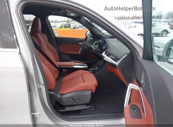WBX73EF07T5408922 2026 BMW X1 Серебряный Вид салона спереди