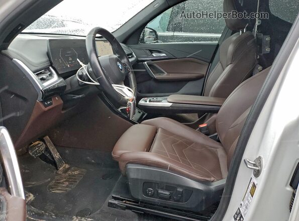 WBX73EF08R5Y32909 2024 BMW X1 Белый Вид салона спереди