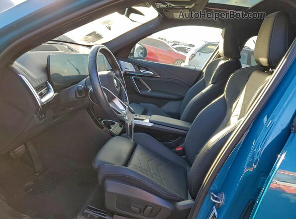 WBX73EF0XP5X09898 2023 BMW X1 Teal Widok wnętrza z przodu