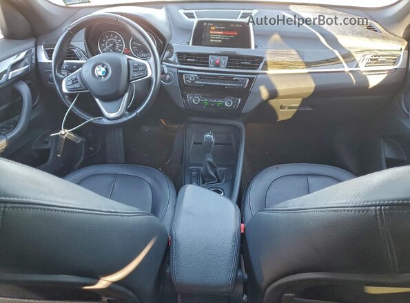 WBXHT3C30J5K31327 2018 BMW X1 Silver Widok deski rozdzielczej