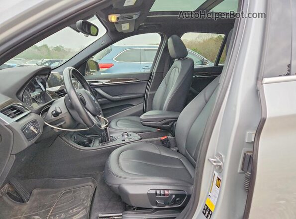 WBXHT3C32J5K26257 2018 BMW X1 Silver Widok wnętrza z przodu
