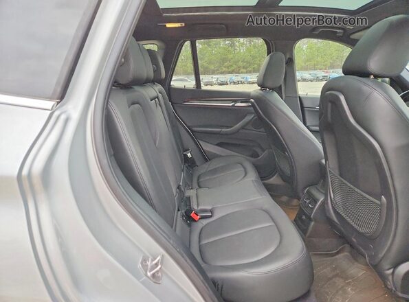 WBXHT3C32J5K26257 2018 BMW X1 Silver Widok tylnych siedzeń