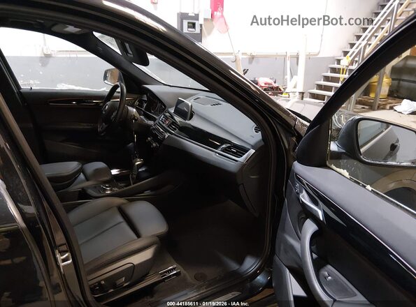 WBXHT3C32J5L24995 2018 BMW X1 Black Widok wnętrza z przodu