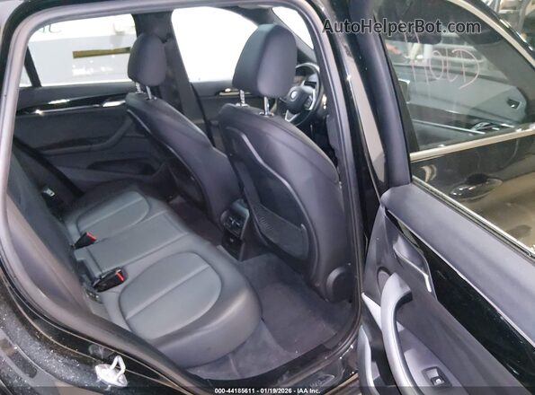 WBXHT3C32J5L24995 2018 BMW X1 Black Widok naklejki z numerem VIN