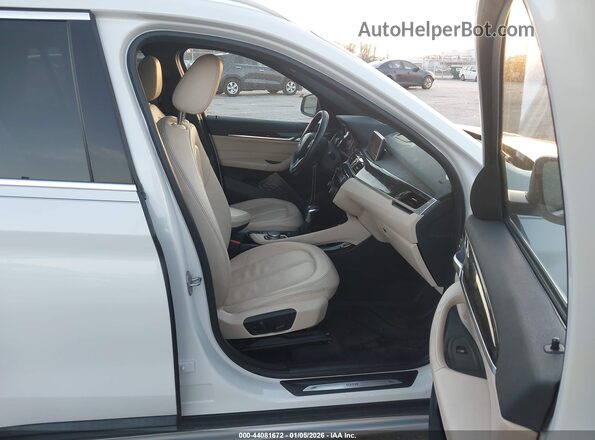 WBXHT3C37G5E47607 2016 BMW X1 Белый Вид салона спереди