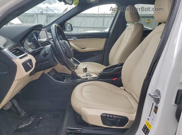 WBXHT3C37G5E54069 2016 BMW X1 White Вид салону спереду