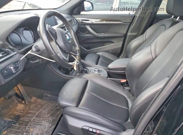 WBXHT3C38J5L27965 2018 BMW X1 Black Vista interior delantera