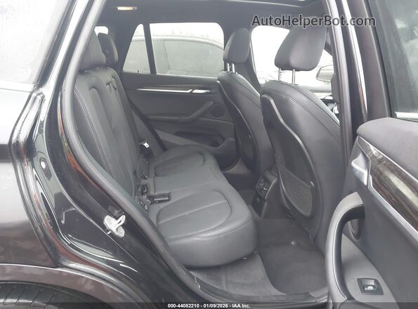WBXHT3C38J5L34785 2018 BMW X1 Black Widok naklejki z numerem VIN