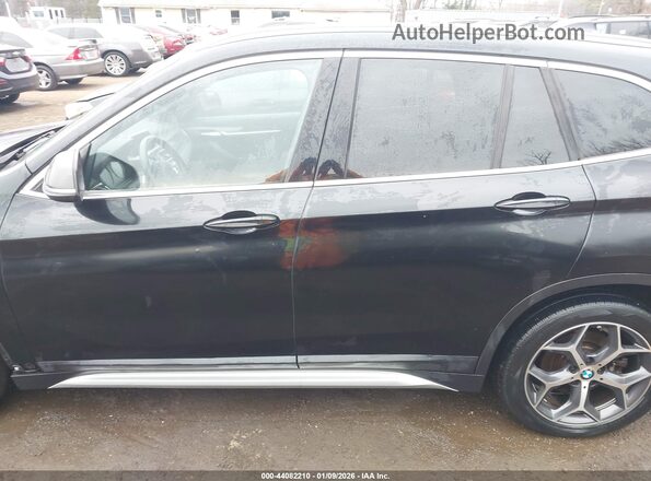 WBXHT3C38J5L34785 2018 BMW X1 Black Widok wnętrza 360 stopni