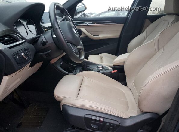 WBXHT3C39J5L27831 2018 BMW X1 Черный Вид салона спереди