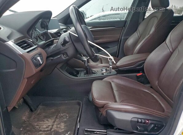 WBXHT3C3XH5F79617 2017 BMW X1 Белый Вид салона спереди
