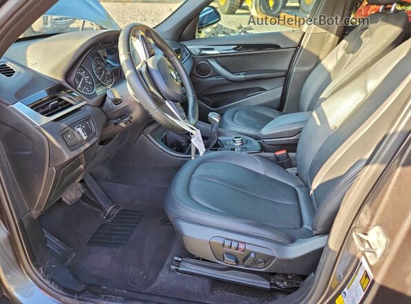 WBXHT3C3XJ5L25165 2018 BMW X1 Серый Вид салона спереди