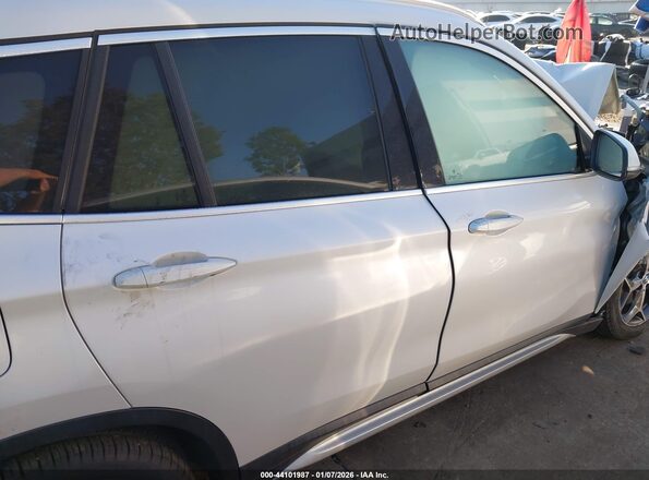 WBXHT3C50K3H33949 2019 BMW X1 White Вид задньої частини салону