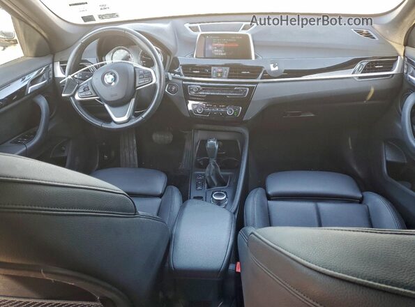 WBXHT3C53K5L38455 2019 BMW X1 Серебряный Вид панели приборов