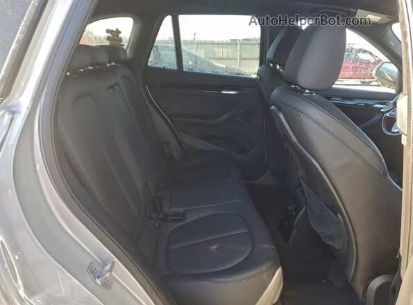 WBXHT3C53K5L38455 2019 BMW X1 Серебряный Вид задней части салона