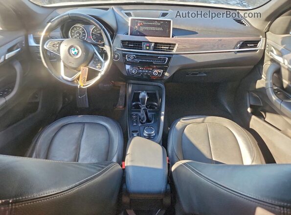 WBXHT3Z37H4A65284 2017 BMW X1 Silver Widok deski rozdzielczej