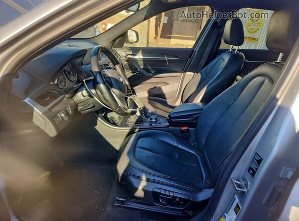 WBXHT3Z37H4A65284 2017 BMW X1 Silver Widok wnętrza z przodu