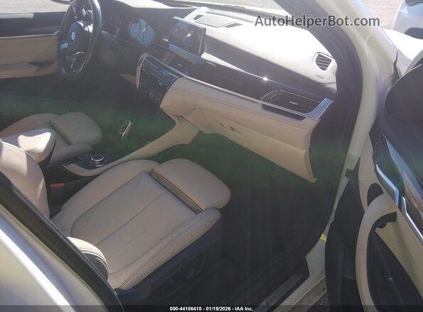 WBXJG9C06L5P69080 2020 BMW X1 White Vista interior delantera