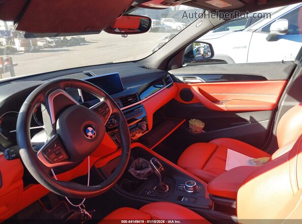 WBXYH9C00M5S50779 2021 BMW X2 Белый Вид салона спереди
