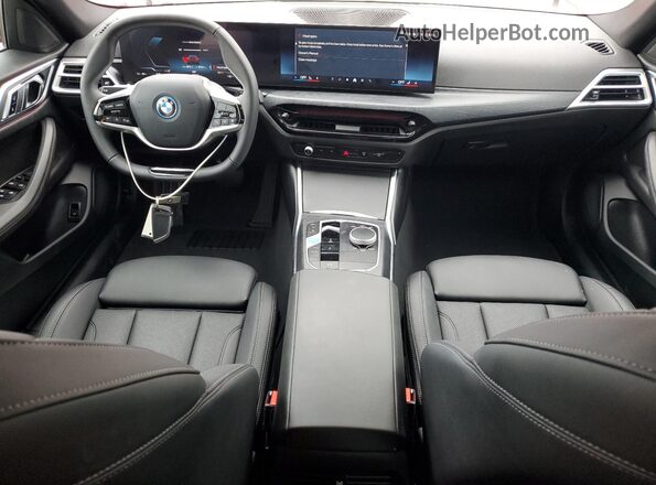 WBY23HD04SFU13353 2025 BMW I4 Красный Вид панели приборов