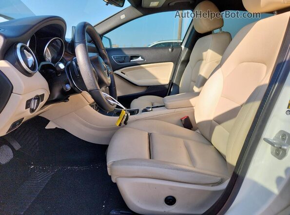 WDCTG4EB2HJ295144 2017 MERCEDES-BENZ GLA Белый Вид салона спереди