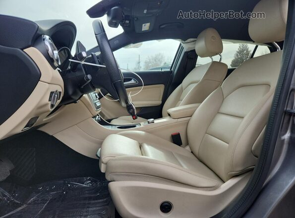 WDCTG4EB2LJ671110 2020 MERCEDES-BENZ GLA Gray Вид салону спереду