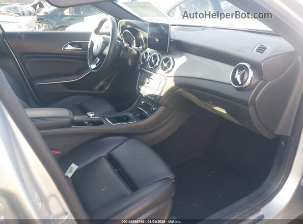 WDCTG4EB3JJ435644 2018 MERCEDES-BENZ GLA 250 Серебряный Вид салона спереди