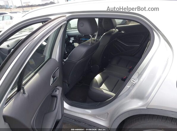 WDCTG4EB4JJ459077 2018 MERCEDES-BENZ GLA 250 Silver VIN კოდის სტიკერის ხედი