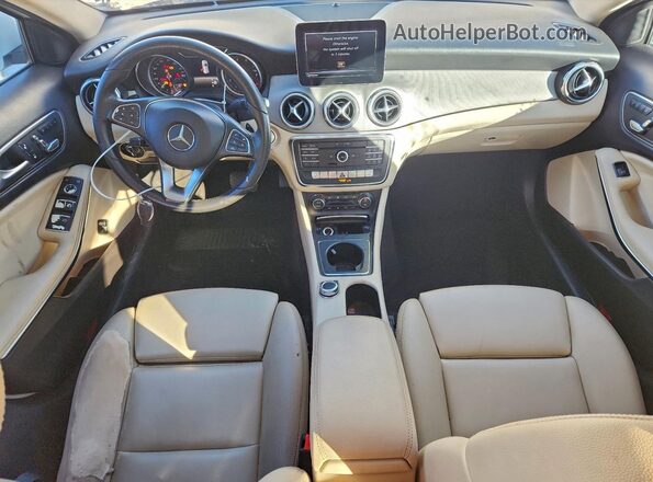 WDCTG4EB4JJ482052 2018 MERCEDES-BENZ GLA White Vista del salpicadero