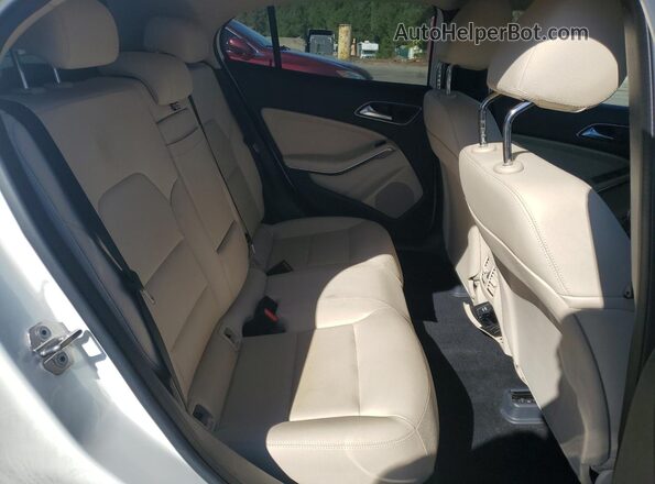 WDCTG4EB7JJ482451 2018 MERCEDES-BENZ GLA White Widok wnętrza z tyłu
