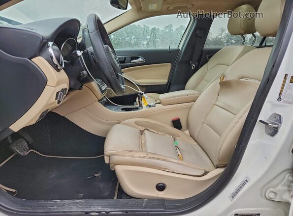 WDCTG4EB7KJ553942 2019 MERCEDES-BENZ GLA White Вид салону спереду