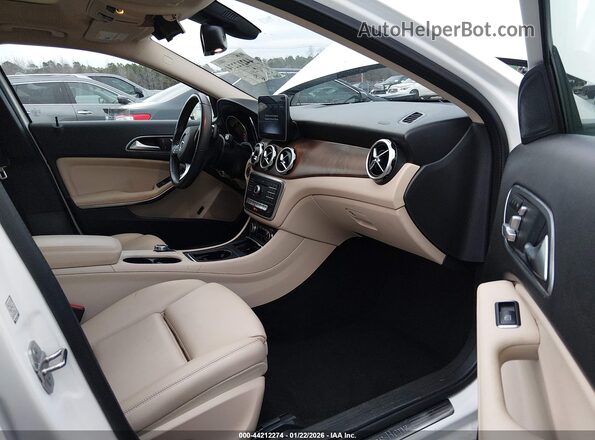 WDCTG4EB9KU016326 2019 MERCEDES-BENZ GLA 250 White Вид салону спереду