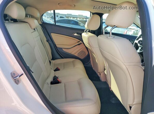 WDCTG4EBXKU014584 2019 MERCEDES-BENZ GLA Белый Вид задней части салона