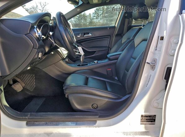WDCTG4GB0KU017166 2019 MERCEDES-BENZ GLA Белый Вид салона спереди