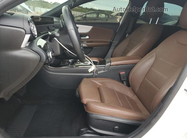 WDD3G4EB3KW020260 2019 MERCEDES-BENZ A White Widok wnętrza z przodu