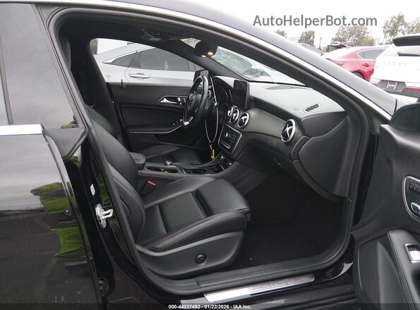 WDDSJ4EB0JN613883 2018 MERCEDES-BENZ CLA 250 Black Вид салону спереду