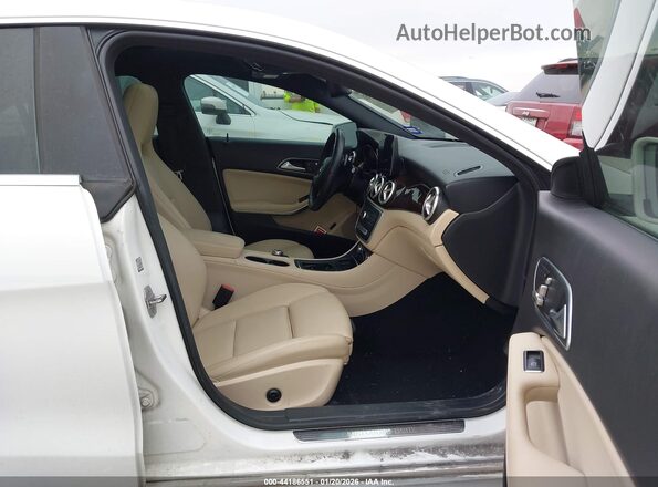 WDDSJ4EB0JN634412 2018 MERCEDES-BENZ CLA 250 White Widok wnętrza z przodu