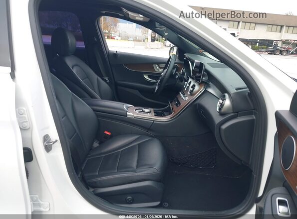 WDDWF8DB1LR528557 2020 MERCEDES-BENZ C-CLASS Белый Вид салона спереди