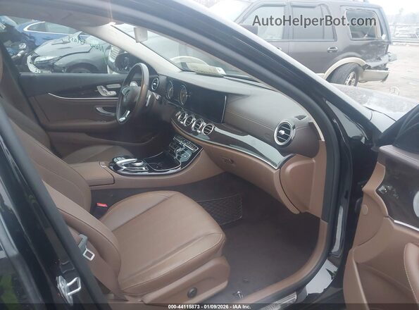 WDDZF4KBXJA436593 2018 MERCEDES-BENZ E-CLASS Черный Вид салона спереди