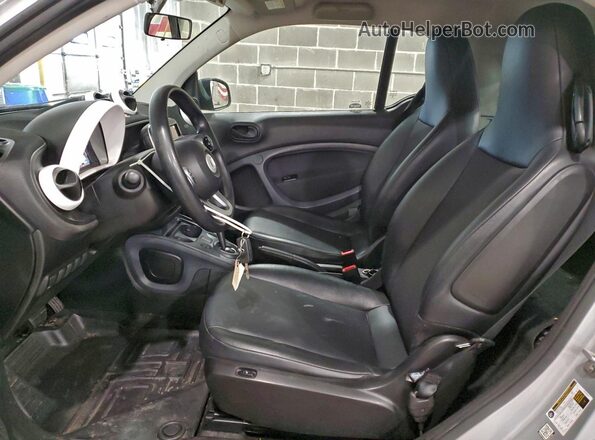 WMEFJ5DA0GK127578 2016 SMART FORTWO Двухцветный Вид салона спереди
