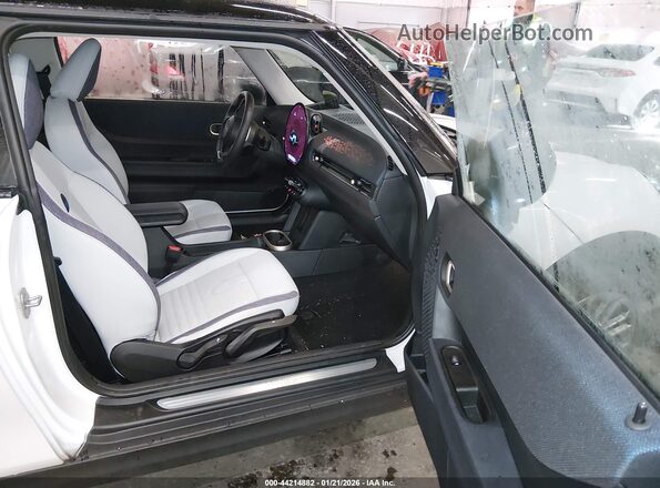 WMW13GD02S2X04672 2025 MINI HARDTOP White Vista interior delantera
